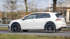 Новий «заряджений» Volkswagen T-Roc R 2027 вже на тестах
