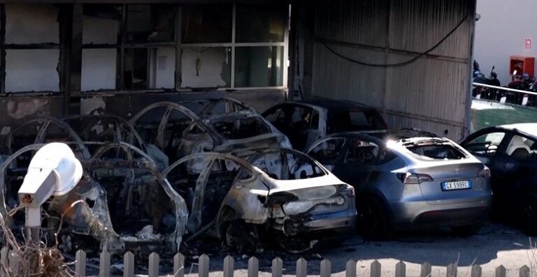 Хвиля підпалів Tesla в Італії: власники маскують авто
